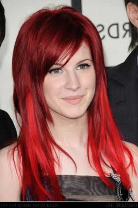 cantora que usa cabelo vermelho